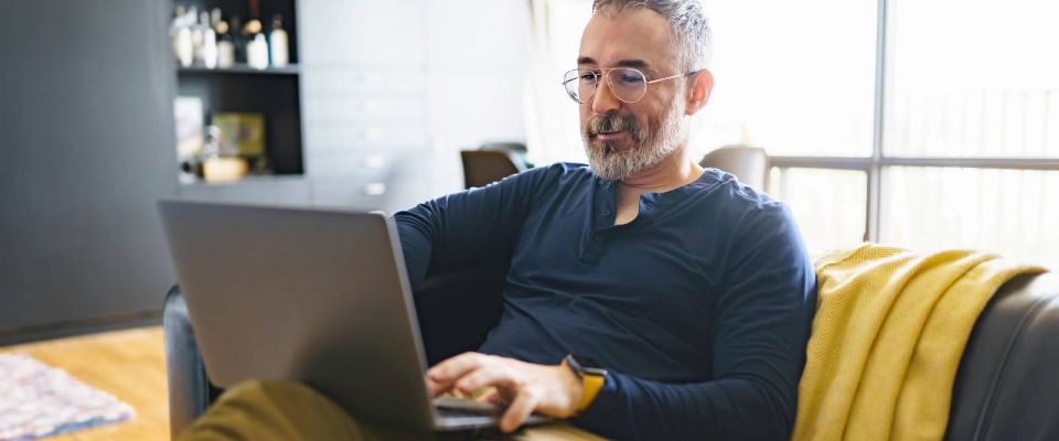 Patient informiert sich zur Vasektomie im Internet